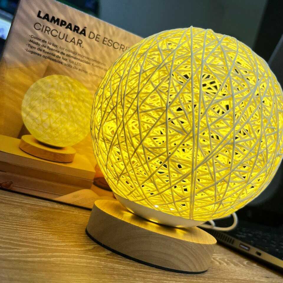 Lámpara circular de fibra con base de madera